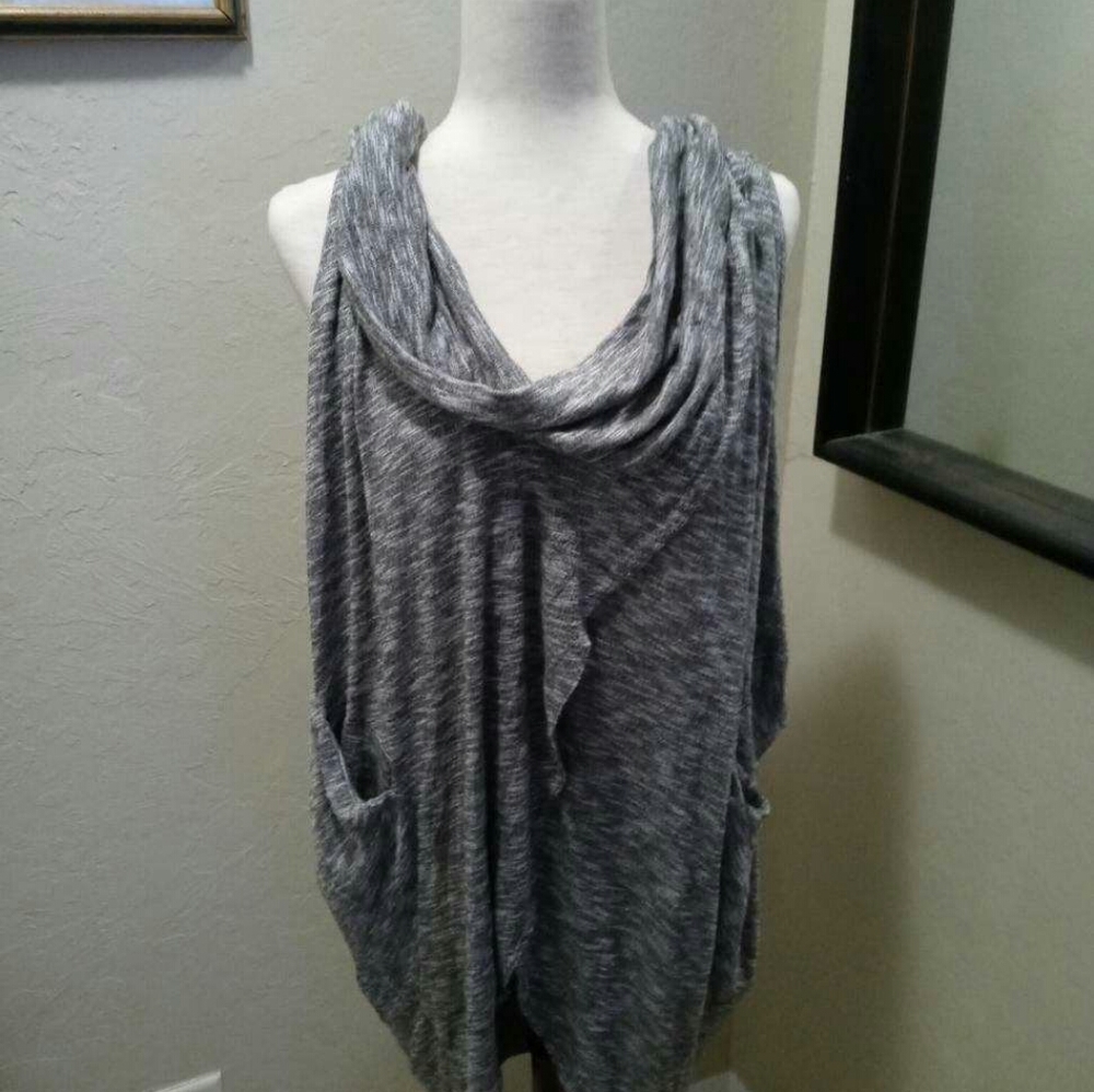 Sleeveless sweater with pockets